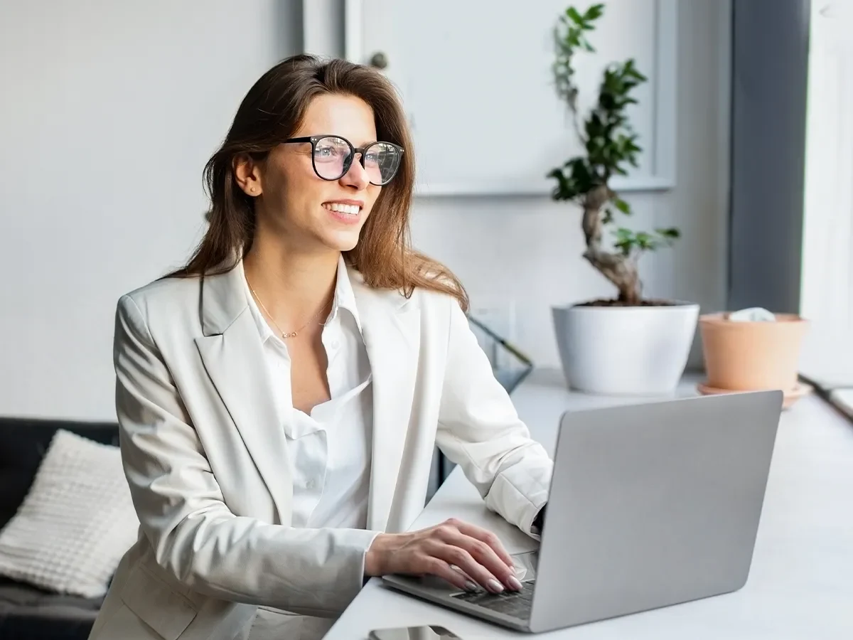 Vállalkozó laptopon intézi az online könyvelést, papírmunka nélkül